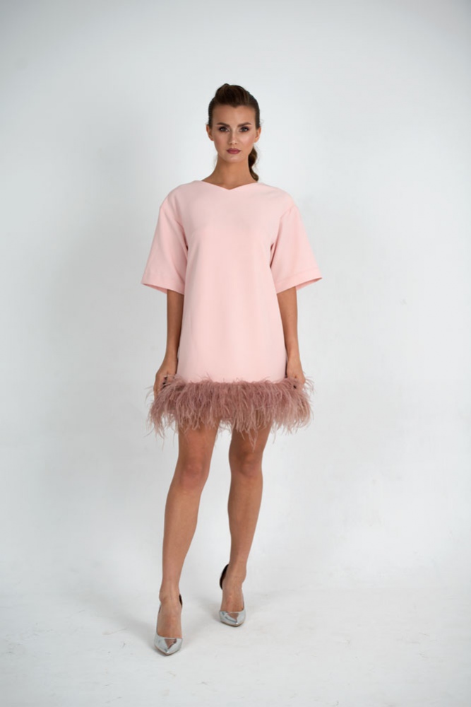 Розовое платье с перышками