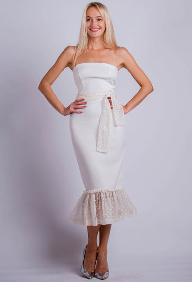 Элегантное белое платье с воланом