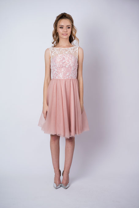 Розовое короткое платье с баской