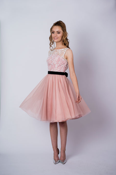 Розовое короткое платье с баской