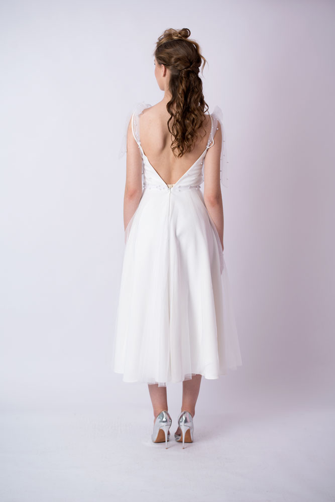 Белое платье с бусинами