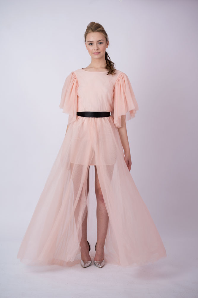 Персиковое летящее платье