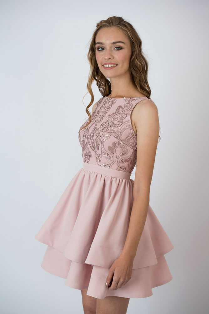 Розовое пышное платье