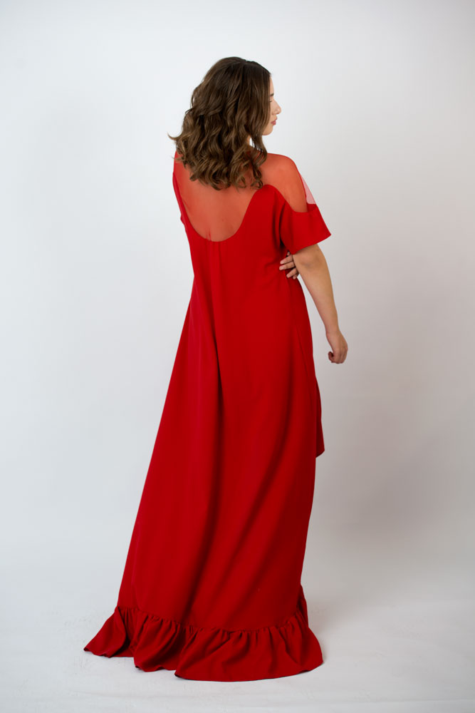Красное платье с переменной длиной