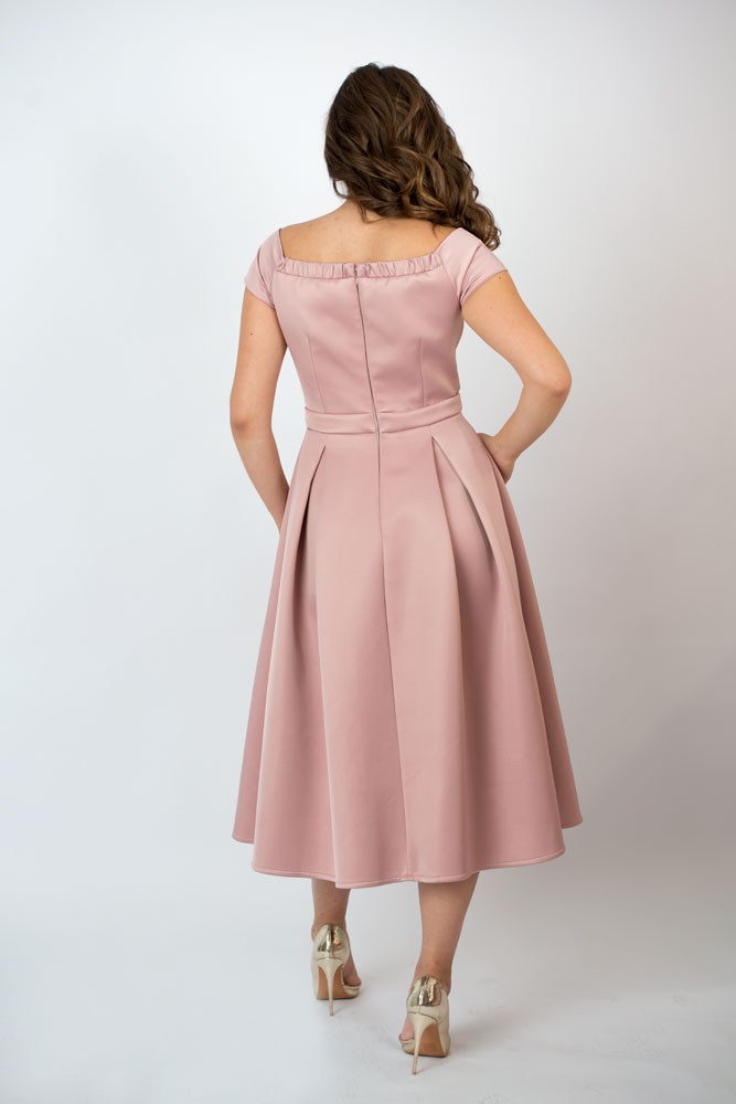 Розовое платье