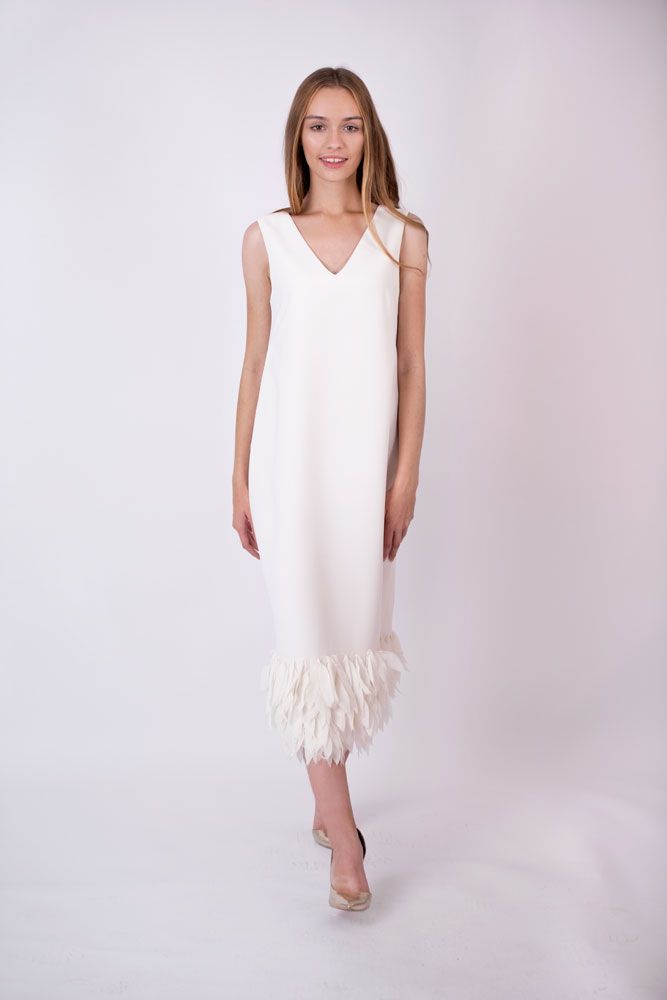 Платье белое с лепестками
