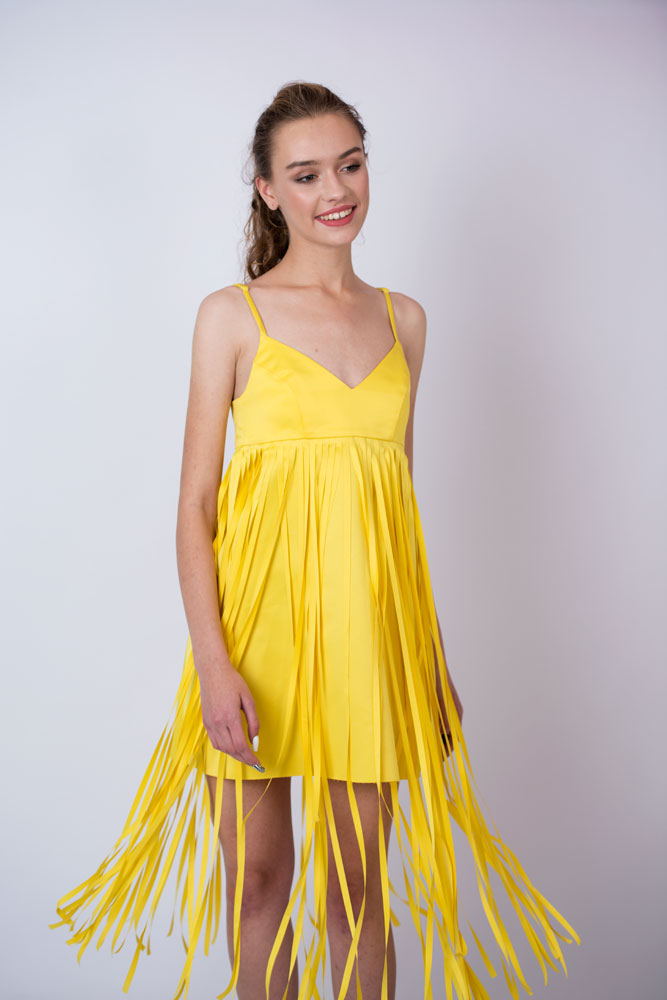 Желтое платье с бахромой