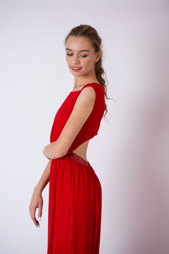Красное платье с открытой спиной