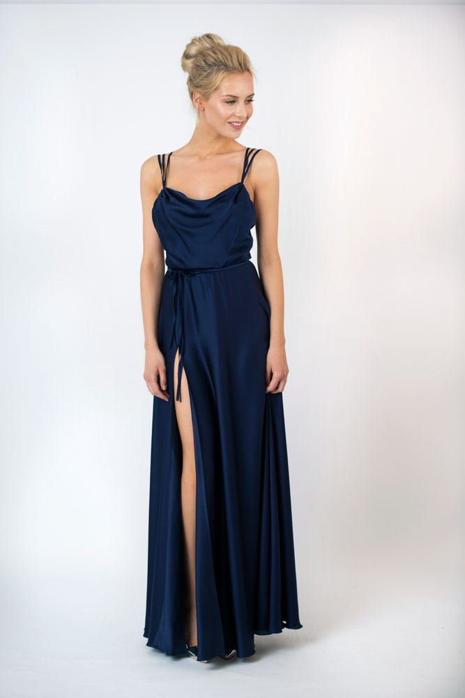 Темно синее атласное платье с разрезом