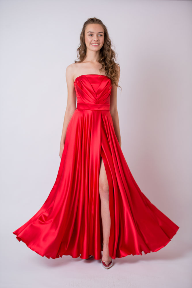 Элегантное красное платье с разрезом