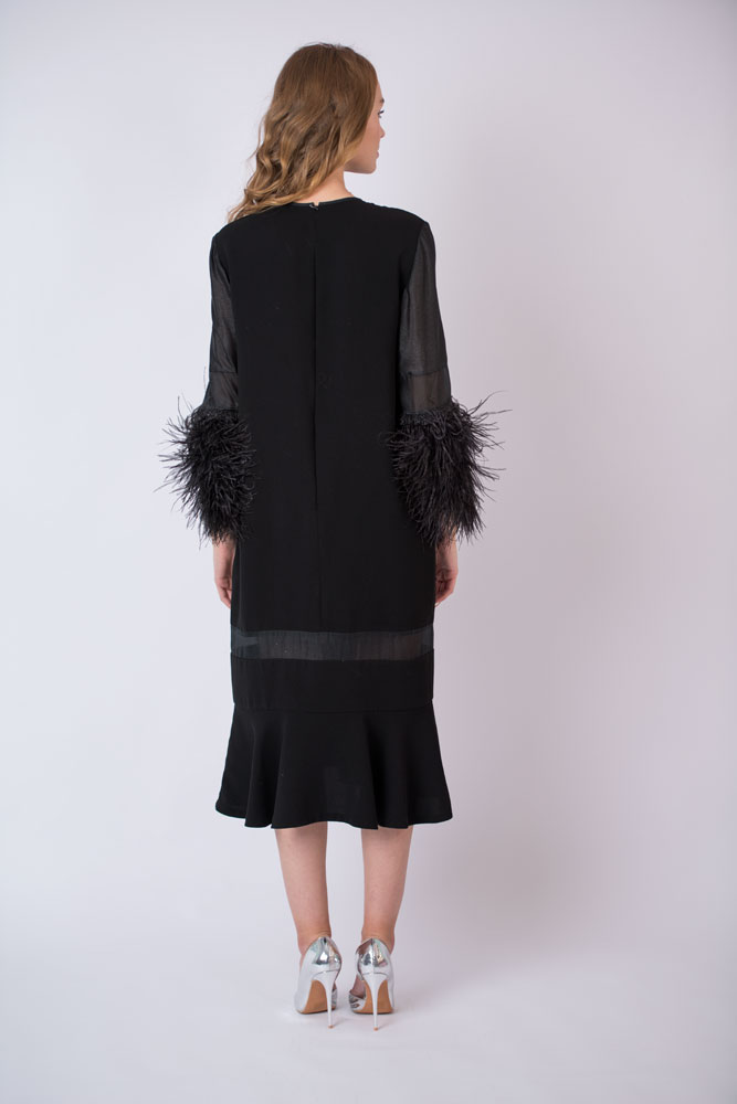 Черное платье миди с перьями на рукавах