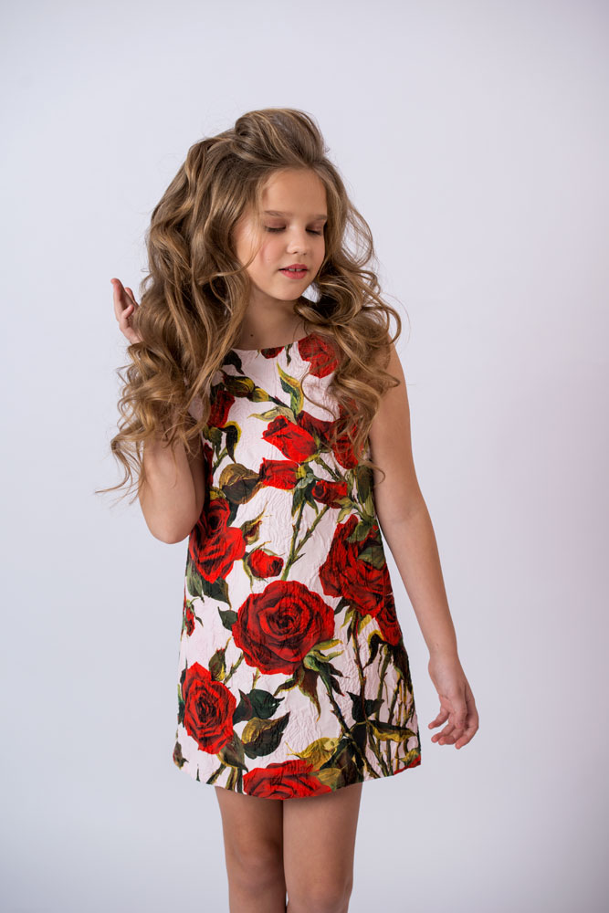 Детское платье с принтом  красные розы