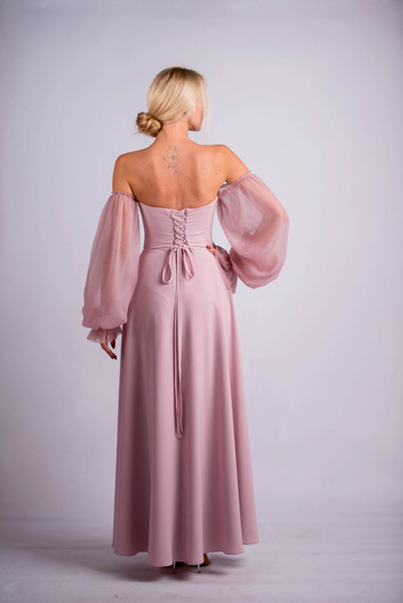 Розовое платье с пышными рукавами